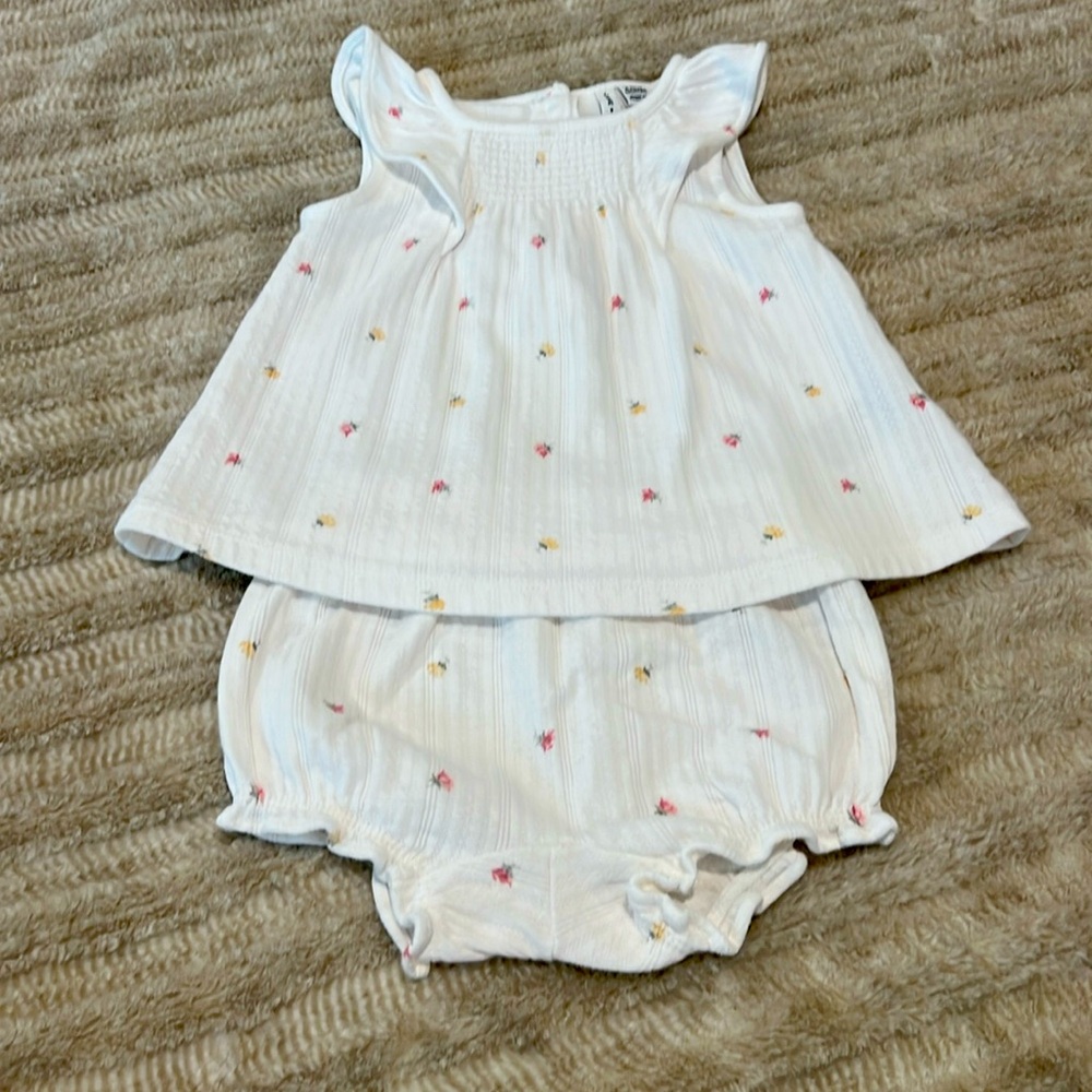 White with roses set. Excellent condition